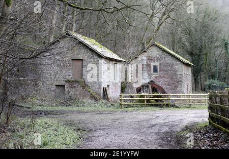 Ashford Bobbin Mill sur la rive sud de la rivière Wye dans le parc national de Derbyshire Peak District Banque D'Images