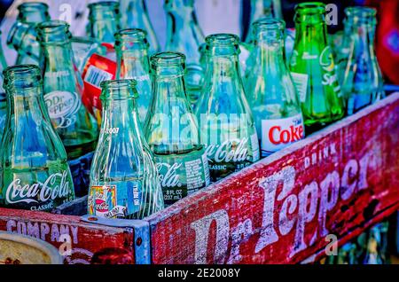 Les bouteilles de Coca-Cola vintage se trouvent dans une ancienne boîte Dr. Pepper, 26 février 2012, à Corinth, Mississippi. Banque D'Images