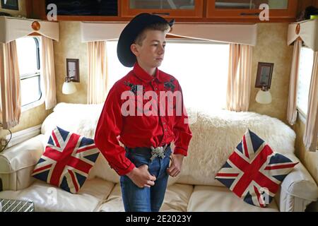 Royaume-Uni / Newport Pagnell /Pinders Circus / Edward Pinder 11 ans couteau-rameur debout à l'intérieur de la caravane . Banque D'Images