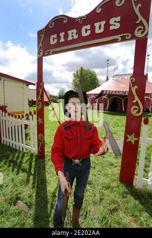 Royaume-Uni / Newport Pagnell / Pinders Circus / Edward Pinder 11 ans couteau-lanceur. Banque D'Images