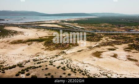 tir de drone aérien du côté d'un vieux lac - sable blanc et fond uni - l'orange est la couleur dominante. photo a pris au lac bafa en turquie. Banque D'Images