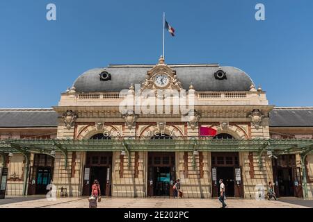 Passagers au départ et à l'arrivée sur la place en face de la gare de Nice (France). Voyager au temps du coronavirus. Banque D'Images