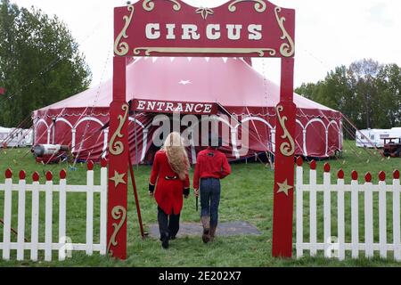 Royaume-Uni / Newport Pagnell /Pinders Circus / Edward Pinder 11 ans couteau-lanceur avec sa mère . Banque D'Images