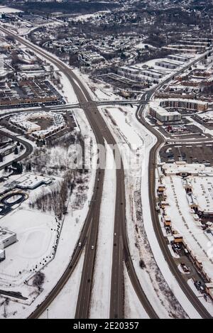 Eagan, Minnesota. Vue aérienne de l'autoroute 13 et de l'industrie et des maisons environnantes en hiver. Banque D'Images