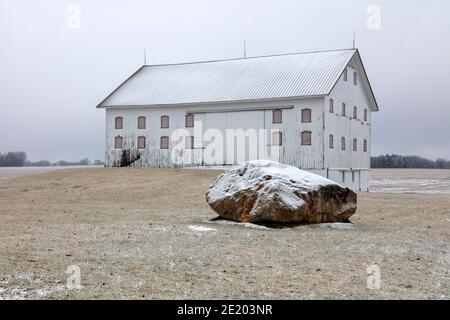 Grange, avec bloc en premier plan, glaciaire erratique, Michigan, Etats-Unis, par James D Coppinger/Dembinsky photo Assoc Banque D'Images