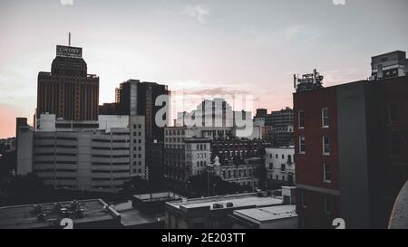 Vue sur le centre-ville pendant le coucher du soleil/lever du soleil Banque D'Images