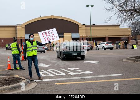 St. Paul, Minnesota. La nourriture fournie par l'USDA et distribuée par l'intermédiaire d'une église locale par l'intermédiaire du programme agriculteurs aux familles est distribuée à peo Banque D'Images