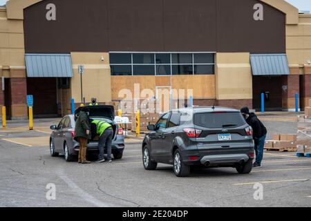 St. Paul, Minnesota. La nourriture fournie par l'USDA et distribuée par l'intermédiaire d'une église locale par l'intermédiaire du programme agriculteurs aux familles est distribuée à peo Banque D'Images