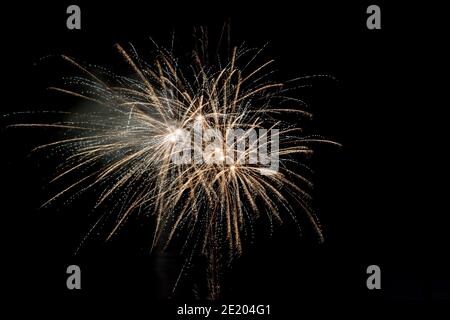 Feu d'artifice de la Saint-Sylvestre au-dessus de la ville de Cacak, Serbie occidentale Banque D'Images