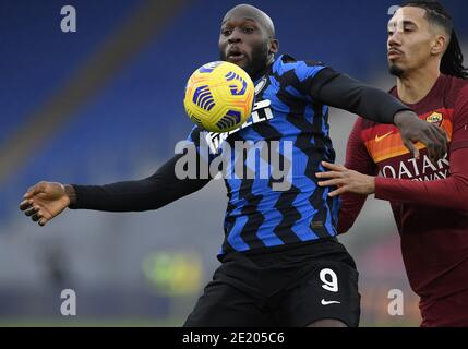 Rome. 11 janvier 2021. Le Romelu Lukaku (L) du FC Inter rivalise avec le Chris Smalling de Roma lors d'un match de football entre Roma et FC Inter à Rome, Italie, 10 janvier 2021. Credit: Xinhua/Alay Live News Banque D'Images