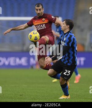 Rome. 11 janvier 2021. Nicolo Barella (R) du FC Inter rivalise avec Henrikh Mkhitaryan de Roma lors d'un match de football entre Roma et FC Inter à Rome (Italie), le 10 janvier 2021. Credit: Xinhua/Alay Live News Banque D'Images