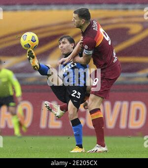 Rome. 11 janvier 2021. Nicolo Barella (L) du FC Inter rivalise avec Edin Dzeko de Roma lors d'un match de football entre Roma et FC Inter à Rome, Italie, 10 janvier 2021. Credit: Xinhua/Alay Live News Banque D'Images