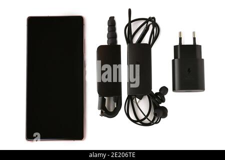 Surgut, Khanty-Mansiyskiy avtonomnyy okrug, Russie - 27 décembre 2020: Samsung Galaxy Note 20 smartphone bronze. Kit : panneau, câble USB de type C, écouteurs en silicone, casque filaire, alimentation. Banque D'Images