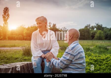 un couple senior heureux et charmant datant de l'été dans un parc ensoleillé et avoir du romantisme Banque D'Images