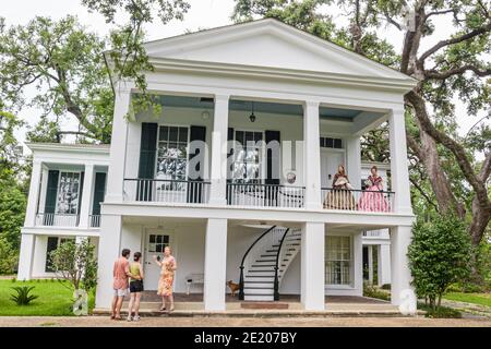 Alabama Mobile Oakleigh Historic Complex 1833 Greek Revival Mansion, femme femmes guide guide période robe tenue à l'extérieur visiteurs, Banque D'Images