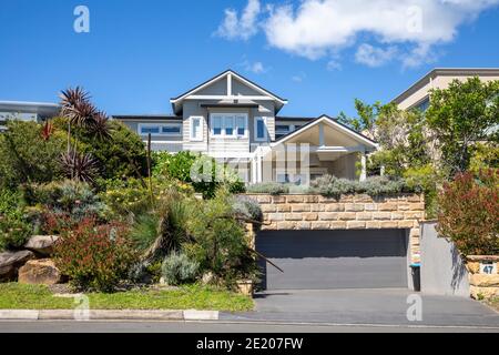 Grande maison indépendante australienne à Avalon Beach Sydney avec une végétation luxuriante Jardin à l'avant et garage attenant, Sydney, Nouvelle-Galles du Sud, Australie Banque D'Images