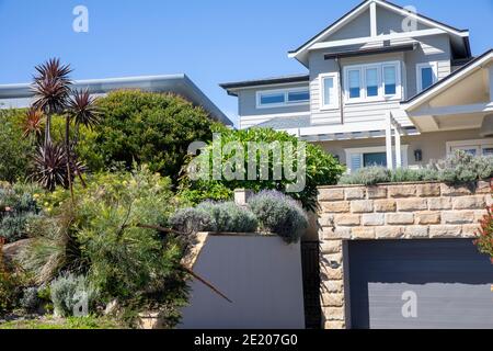 Grande maison indépendante australienne à Avalon Beach Sydney avec une végétation luxuriante Jardin à l'avant et garage attenant, Sydney, Nouvelle-Galles du Sud, Australie Banque D'Images