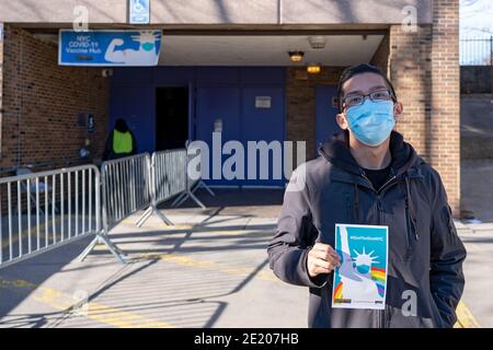 NEW YORK, NY – 10 JANVIER : un homme affiche sa bannière « IgotTheShotNYC » après avoir quitté le centre des vaccins du département de la santé de NYC à la Hillcrest High School de Jamaica, Queens, le 10 janvier 2021 à New York City. Les personnes de plus de 75 ans, les travailleurs de l'éducation, la police et les pompiers, les travailleurs du transport en commun et les travailleurs de la sécurité sont admissibles à recevoir les vaccins dans le groupe 1B. Le groupe 1A comprend les travailleurs de la santé. Le premier jour, plus de 600 personnes se sont inscrites pour se faire vacciner à cet endroit. Crédit : Ron Adar/Alay Live News Banque D'Images