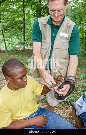 Birmingham Alabama, Ruffner Mountain nature Centre centre, camp d'été étudiant Noir garçon homme naturaliste professeur conseiller, animal maître de serpent de rat adolescent Banque D'Images