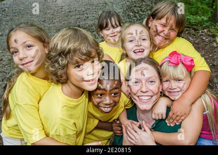 Birmingham Alabama, Ruffner Mountain nature Centre centre, camp d'été étudiants filles amis hématite fer minerai visage peinture, femme conseiller thé Banque D'Images