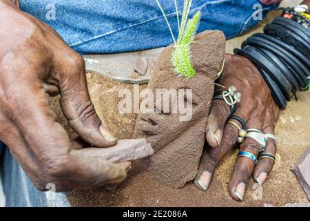 Birmingham Alabama, Sloss Historic Furnace folk artiste Lonnie Holley, Black man grès sculptant travail des mains studio, Banque D'Images