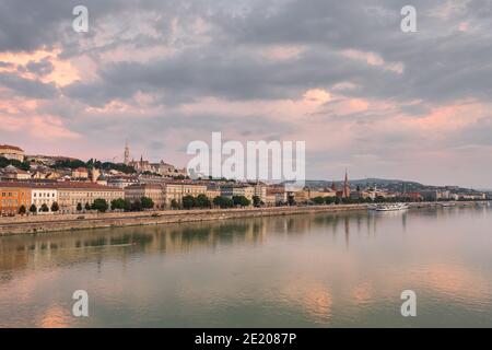 Paysage du côté Buda de Budapest au lever du soleil Banque D'Images