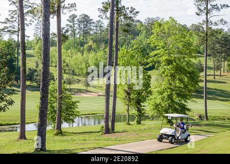 Parcours de golf de Greenville Alabama Cambrian Ridge, parcours de golf Robert Trent Jones, joueur de golf homme voiturette électrique lac eau, Banque D'Images