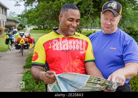 Alabama Mobile Brookley Centre Underground Railroad Adventure, Bicycle Highway route cyclistes Black man men planification lecture carte, Banque D'Images