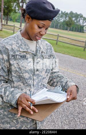 Alabama Mobile Brookley Centre Centre Garde nationale de l'Armée, Programme d'entraînement physique femme femme membre planchette à pince uniforme supervision Banque D'Images