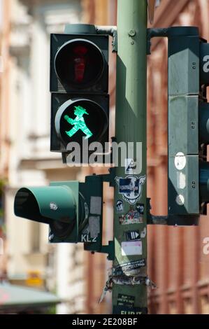 L'icône de passage à niveau d'Ampelmann est un symbole de Berlin et un élément important de l'entreprise touristique et du mouvement de nostalgie de l'Allemagne de l'est. Banque D'Images