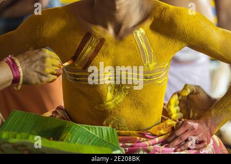 L'artiste Théyyam se prépare à se produire pendant le festival du temple à Payyanur, Kerala, Inde. Banque D'Images