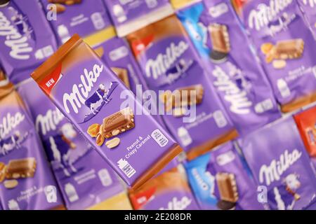 KHARKOV, UKRAINE - 8 DÉCEMBRE 2020 : beaucoup d'emballages de chocolat Milka violet. Milka est une marque suisse de produits d'internation de la confection de chocolat Banque D'Images