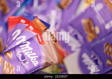 KHARKOV, UKRAINE - 8 DÉCEMBRE 2020 : beaucoup d'emballages de chocolat Milka violet. Milka est une marque suisse de produits d'internation de la confection de chocolat Banque D'Images