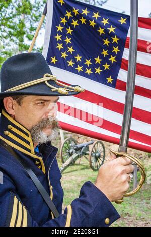 Reconstitution de la guerre civile dans le parc national historique de Blakeley en Alabama, épée de drapeau des soldats de la bataille de Blakeley Union, Banque D'Images