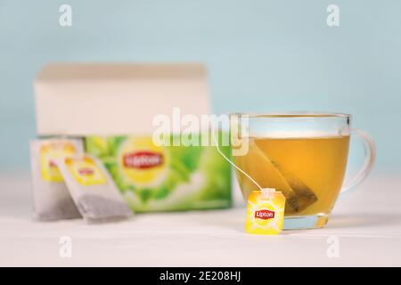 KHARKOV, UKRAINE - 8 DÉCEMBRE 2020 : sachets de thé vert classiques Lipton. Lipton est une marque britannique de thé appartenant à Unilever et à PepsiCo Banque D'Images