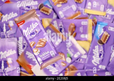 KHARKOV, UKRAINE - 8 DÉCEMBRE 2020 : beaucoup d'emballages de chocolat Milka violet. Milka est une marque suisse de produits d'internation de la confection de chocolat Banque D'Images