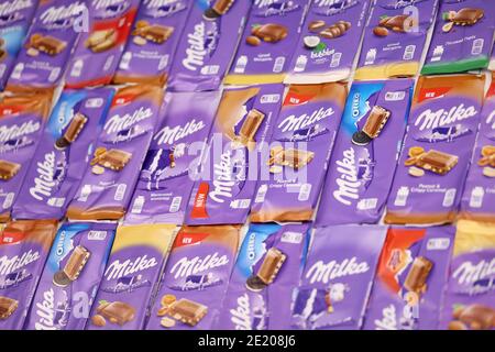 KHARKOV, UKRAINE - 8 DÉCEMBRE 2020 : beaucoup d'emballages de chocolat Milka violet. Milka est une marque suisse de produits d'internation de la confection de chocolat Banque D'Images