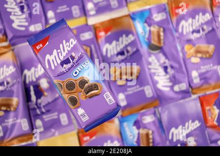 KHARKOV, UKRAINE - 8 DÉCEMBRE 2020 : beaucoup d'emballages de chocolat Milka violet. Milka est une marque suisse de produits d'internation de la confection de chocolat Banque D'Images