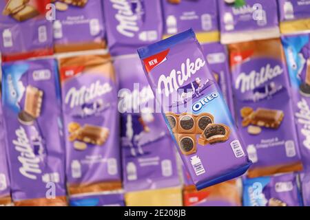 KHARKOV, UKRAINE - 8 DÉCEMBRE 2020 : beaucoup d'emballages de chocolat Milka violet. Milka est une marque suisse de produits d'internation de la confection de chocolat Banque D'Images