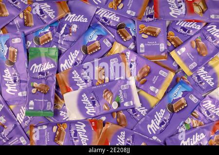 KHARKOV, UKRAINE - 8 DÉCEMBRE 2020 : beaucoup d'emballages de chocolat Milka violet. Milka est une marque suisse de produits d'internation de la confection de chocolat Banque D'Images