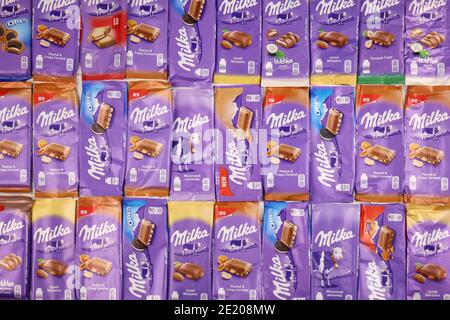 KHARKOV, UKRAINE - 8 DÉCEMBRE 2020 : beaucoup d'emballages de chocolat Milka violet. Milka est une marque suisse de produits d'internation de la confection de chocolat Banque D'Images