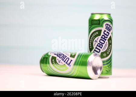 KHARKOV, UKRAINE - 8 DÉCEMBRE 2020 : boîtes en aluminium de bière Tuborg verte sur fond de bois. Tuborg est une société de brassage danoise fondée en 1873 Banque D'Images