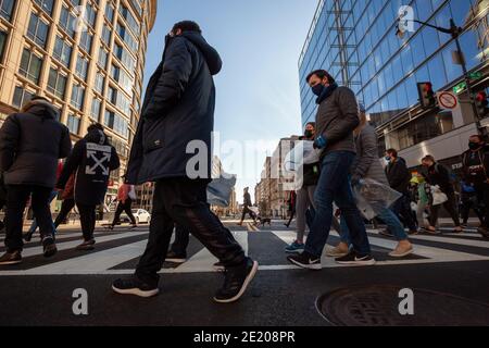 Washington, DC, Etats-Unis, 10 janvier 2021. Photo : des bénévoles traversent le centre-ville de la 14e rue pendant qu'ils participent à un effort de nettoyage après l'insurrection du 6 janvier. L’opération Clean Sweep a été un effort pour nettoyer les déchets et la propagande laissés par les fascistes et les partisans de Trump. Il a été accueilli par continue to serve, une organisation antiraciste d'anciens combattants militaires. Crédit : Allison C Bailey/Alay Live News Banque D'Images