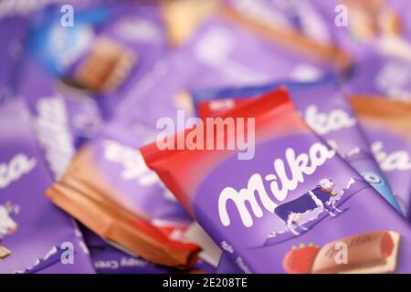 KHARKOV, UKRAINE - 8 DÉCEMBRE 2020 : beaucoup d'emballages de chocolat Milka violet. Milka est une marque suisse de produits d'internation de la confection de chocolat Banque D'Images