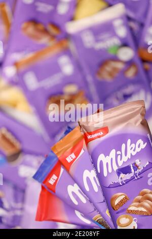 KHARKOV, UKRAINE - 8 DÉCEMBRE 2020 : beaucoup d'emballages de chocolat Milka violet. Milka est une marque suisse de produits d'internation de la confection de chocolat Banque D'Images