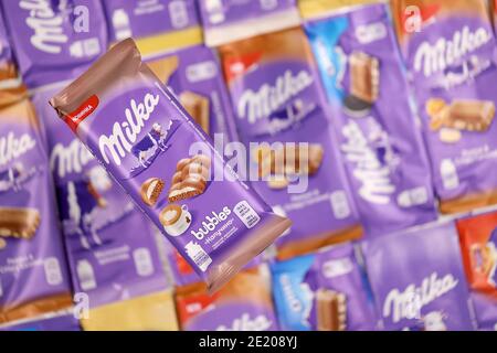 KHARKOV, UKRAINE - 8 DÉCEMBRE 2020 : beaucoup d'emballages de chocolat Milka violet. Milka est une marque suisse de produits d'internation de la confection de chocolat Banque D'Images