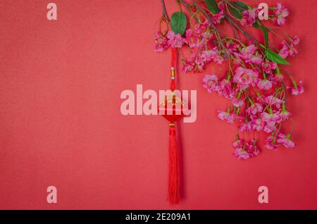 Suspension pour décoration chinoise du nouvel an avec fleurs chinoises sur fond rouge. Banque D'Images