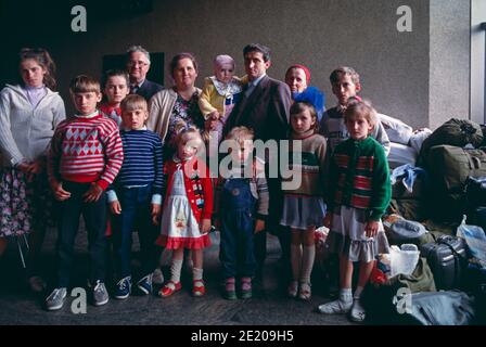 21 mai 1991, aéroport international Sheremetyevo, Moscou, Russie, URSS. Une famille russe allemande multigénérationnelle attend avec ses biens à l'intérieur de l'aéroport pendant des jours pour son vol vers l'Allemagne. Banque D'Images