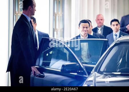 Jack Ma, co-fondateur et dirigeant d'Alibaba, sur son chemin dans sa limousine après l'introduction de l'offre publique initiale - IPO - a eu lieu à l'hôtel Waldorf Astoria à New York. Banque D'Images