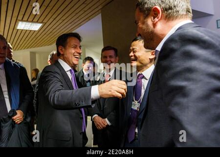 Le Premier ministre italien Guiseppe Conti avec le co-fondateur d'Alibaba, Jack Ma, et le Premier ministre luxembourgeois, Xavier Bettel, le troisième jour du Forum économique mondial annuel de Davos. Banque D'Images